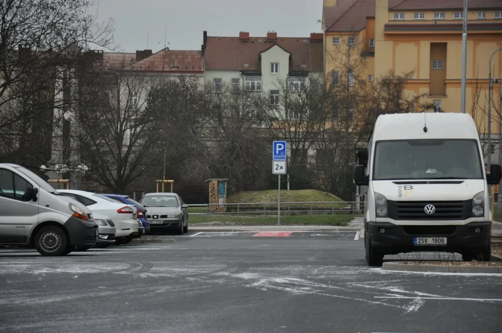 Parkoviště P+R na náměstí Emila Škody začíná nově fungovat s parkovacím lístkem jako jízdenkou do MHD