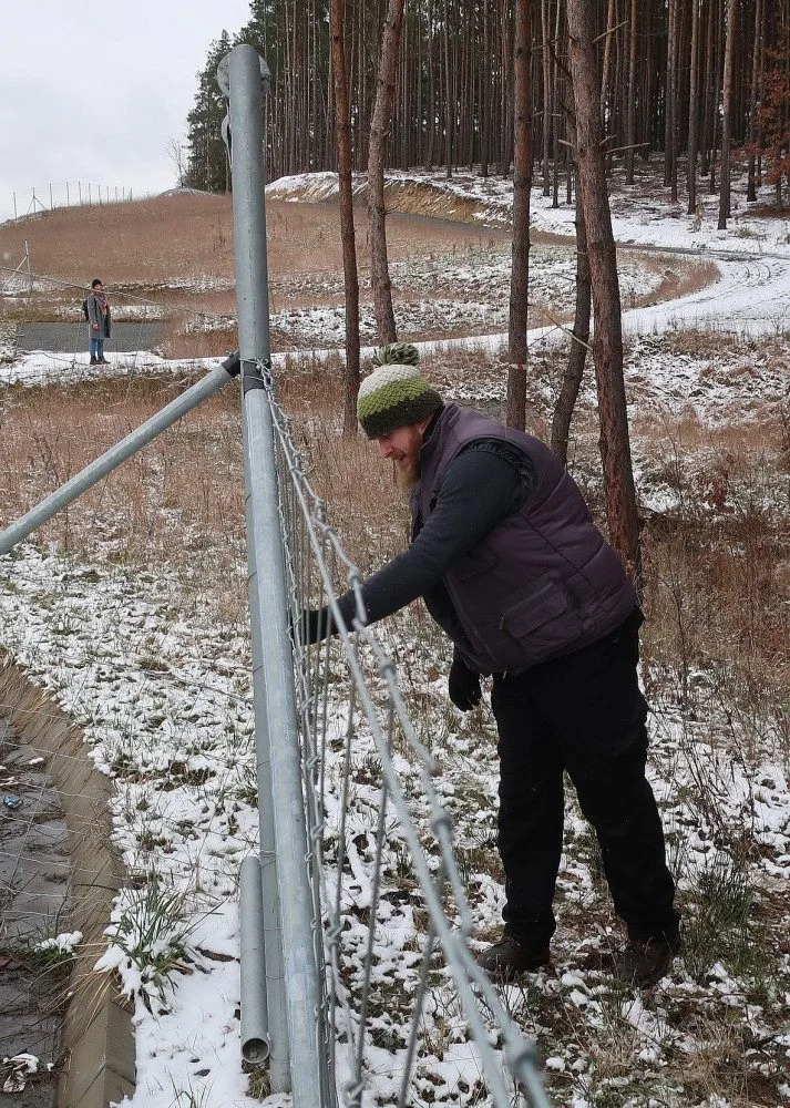 Mladý muž neváhal a ochotně se zapojil do záchranné akce u plotu