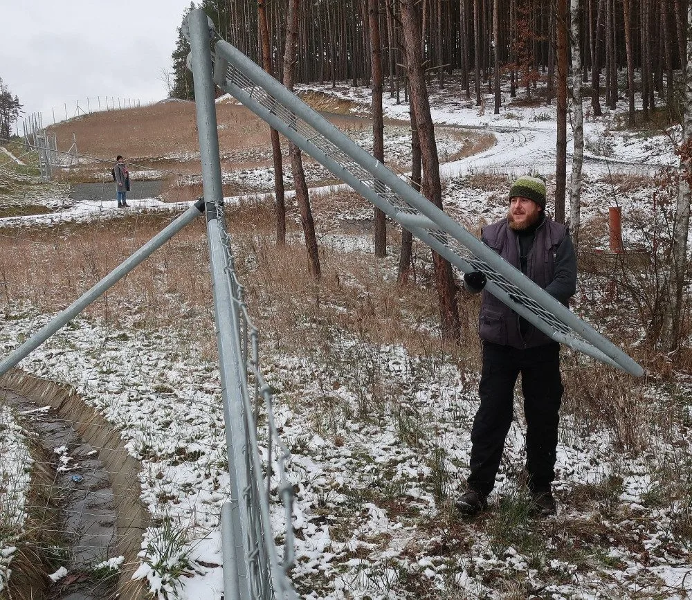 Mladý muž neváhal a ochotně se zapojil do záchranné akce u plotu