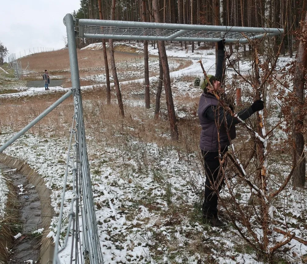 Mladý muž neváhal a ochotně se zapojil do záchranné akce u plotu