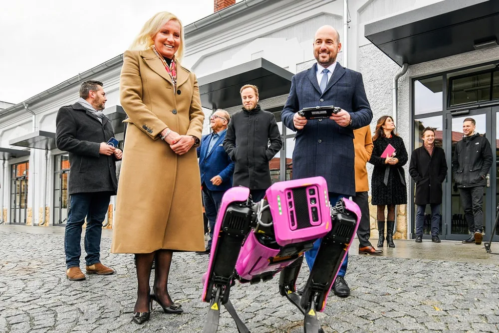 Ovládání robota si vyzkoušel i primátor Plzně Roman Zarzycký
