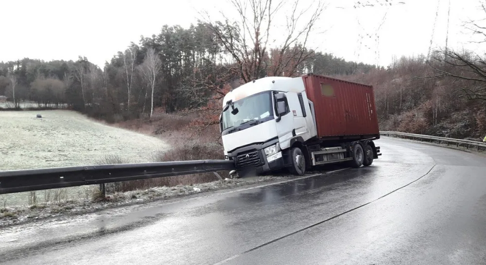 Silnice se proměnily v jedno velké kluziště, problémy mají řidiči zejména na Plzeňsku