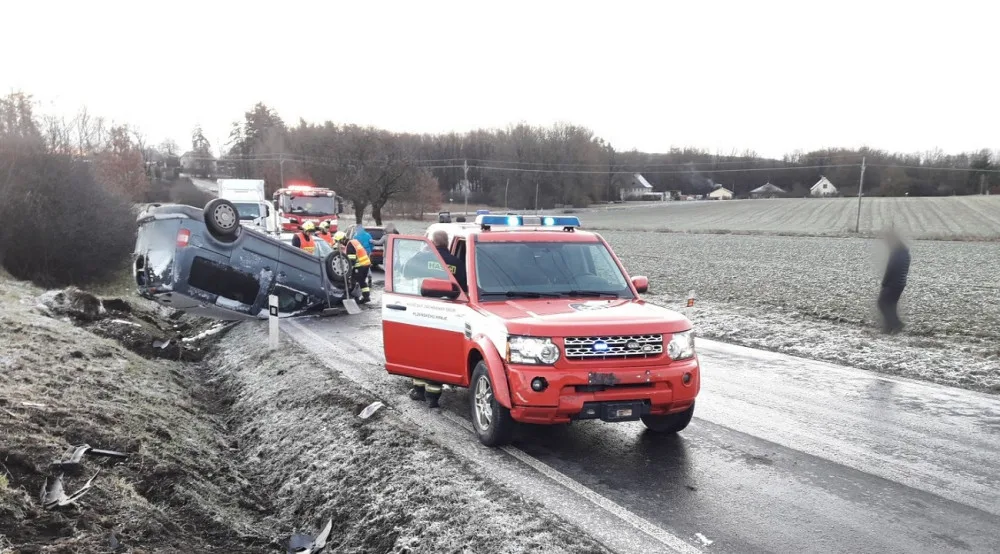 Silnice se proměnily v jedno velké kluziště, problémy mají řidiči zejména na Plzeňsku