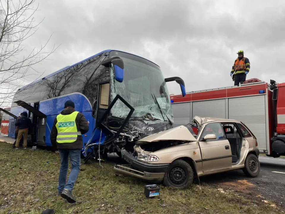 Autobus se zahraničními turisty se na nechvalně proslulém místě střetl s osobním automobilem