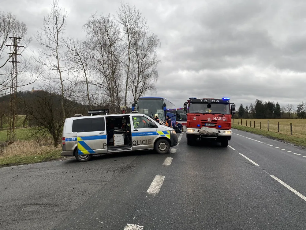 Autobus se zahraničními turisty se na nechvalně proslulém místě střetl s osobním automobilem, jeho řidič zahynul