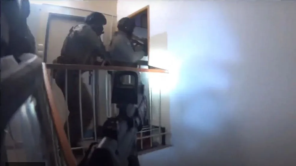 VIDEO: Policejní zásahovka dopadla sedm členů drsného gangu. Okrádali cizince, kteří si užívali s prodejnými ženami