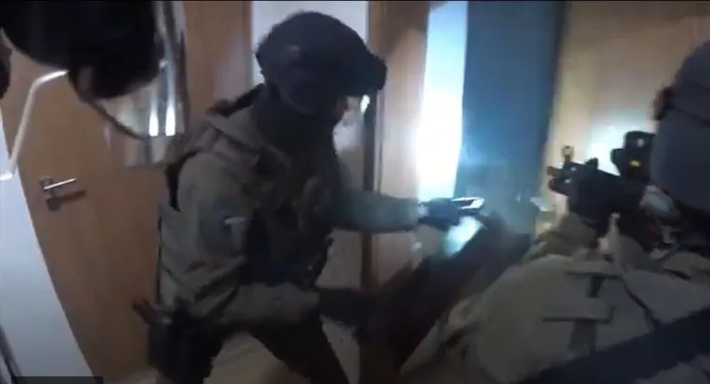 VIDEO: Policejní zásahovka dopadla sedm členů drsného gangu. Okrádali cizince, kteří si užívali s prodejnými ženami