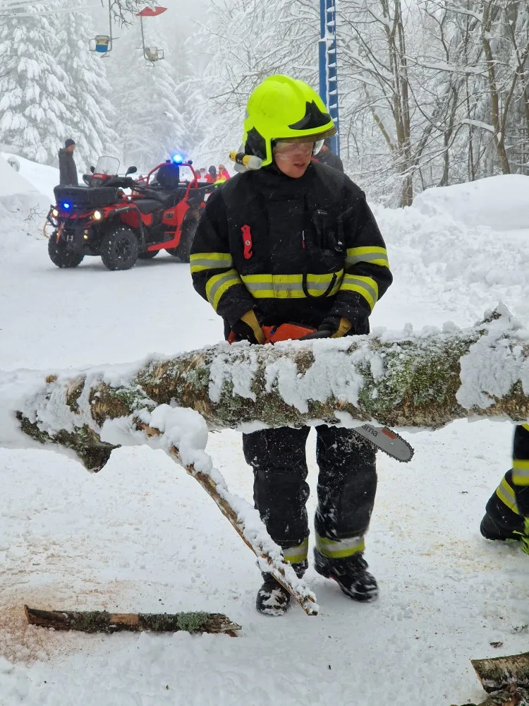 Desítky popadaných stromů, obce bez elektřiny a požár obřího skladu sena, hasiči v Plzeňském kraji mají napilno
