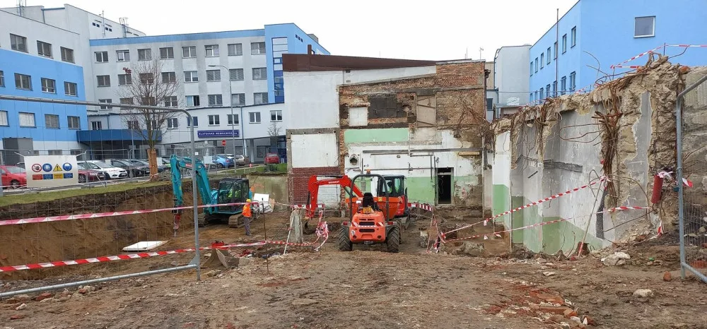 V areálu Klatovské nemocnice začala stavba nového pavilonu dialýzy. První pacienty zde ošetří příští zimu