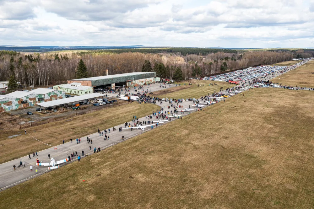 Tisíce lidí přišly na letiště Líně, kde by chtěl VW vybudovat gigafactory. Návštěvníci podpořili zachování letiště