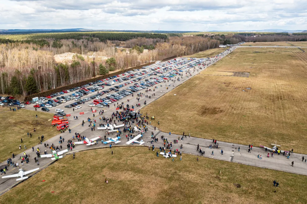 Tisíce lidí přišly na letiště Líně, kde by chtěl VW vybudovat gigafactory. Návštěvníci podpořili zachování letiště