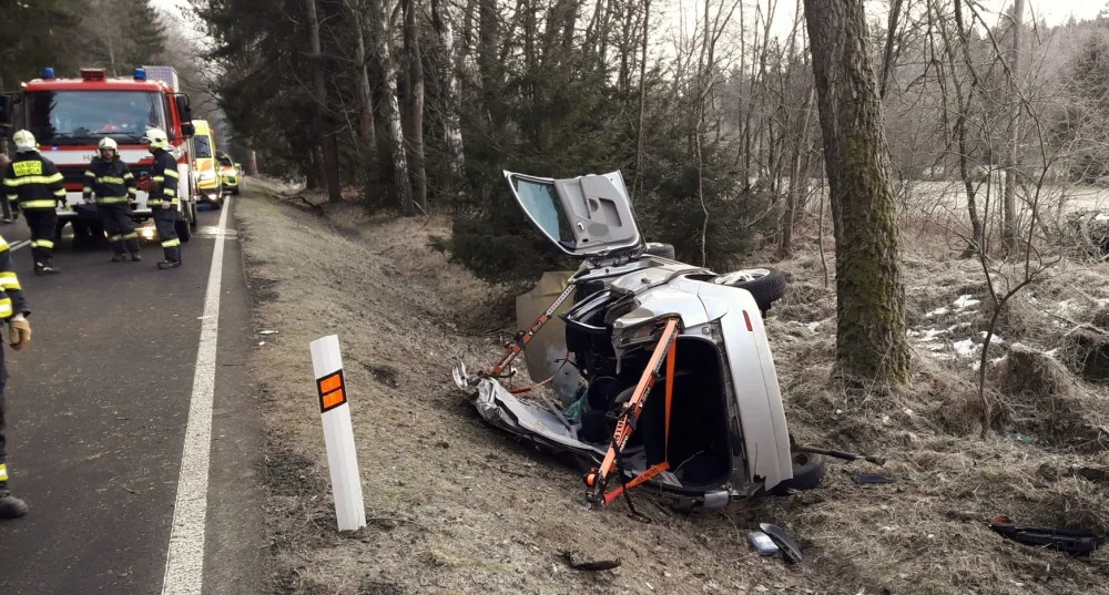 Pět osob se zranilo při ranní nehodě osobního automobilu. Mezi pasažéry byli čtyři chlapci ve věku 15 a 17 let