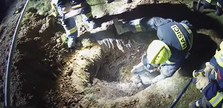 Fenka Kira se dostala pod zemí do betonové skruže plné vody a hrozilo jí utonutí. Při záchraně šlo o sekundy