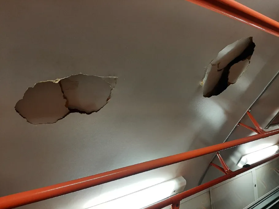 Vandal poničil na dvou místech dvě tramvaje. Do stropních panelů prorazil díry a způsobil škodu za 100 000 Kč