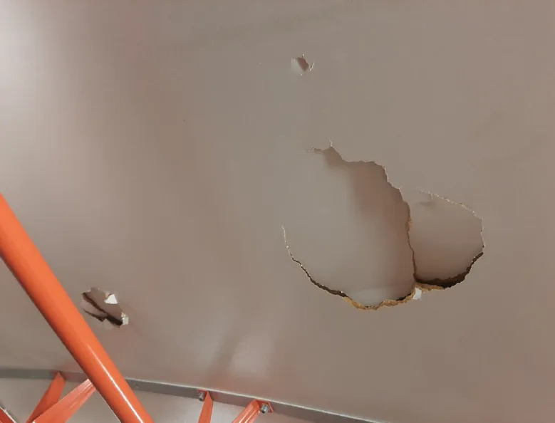 Vandal poničil na dvou místech dvě tramvaje. Do stropních panelů prorazil díry a způsobil škodu za 100 000 Kč