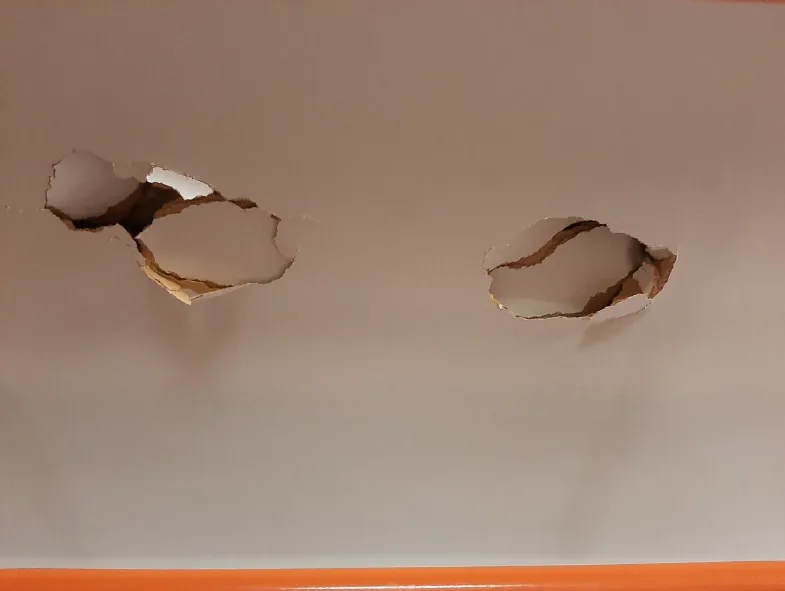 Vandal poničil na dvou místech dvě tramvaje. Do stropních panelů prorazil díry a způsobil škodu za 100 000 Kč
