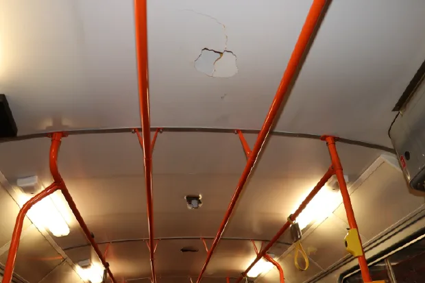 Vandal poničil na dvou místech dvě tramvaje. Do stropních panelů prorazil díry a způsobil škodu za 100 000 Kč