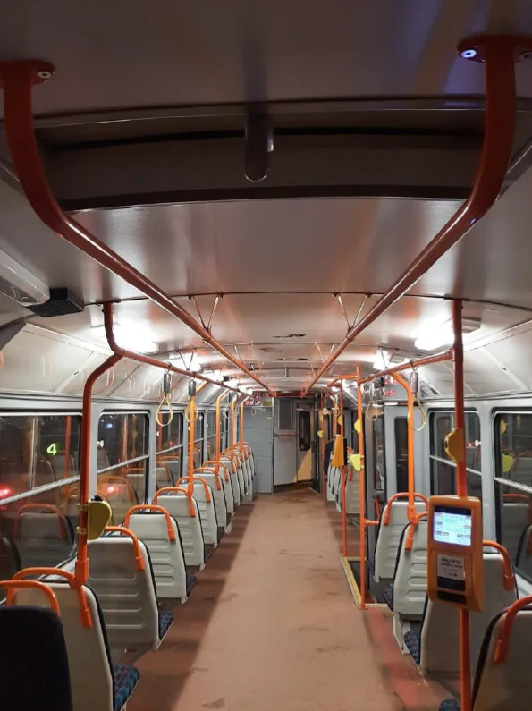 Vandal poničil na dvou místech dvě tramvaje. Do stropních panelů prorazil díry a způsobil škodu za 100 000 Kč
