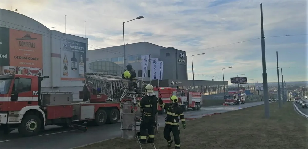 Požár velkoskladu se škodou za 60 milionů způsobil skladník. Hrál si s ohněm u regálu se zapalovači a hořlavinami