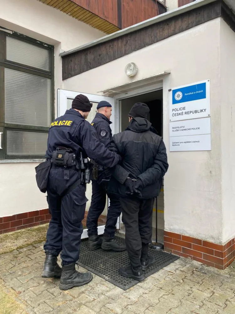 Policie stále pátrá po šesti Maročanech, kteří v úterý uprchli ze záchytného zařízení pro cizince