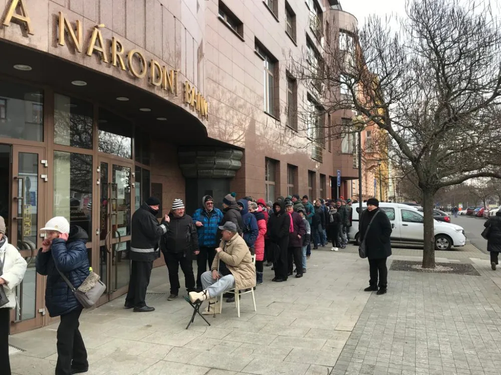 Lidé mrznou ve frontě dlouhé stovky metrů také před plzeňskou pobočkou České národní banky