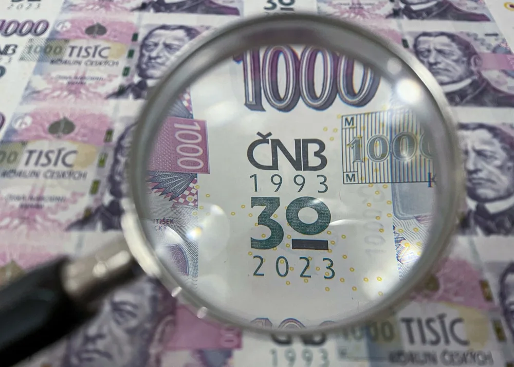 Lidé mrznou ve frontě dlouhé stovky metrů také před plzeňskou pobočkou České národní banky
