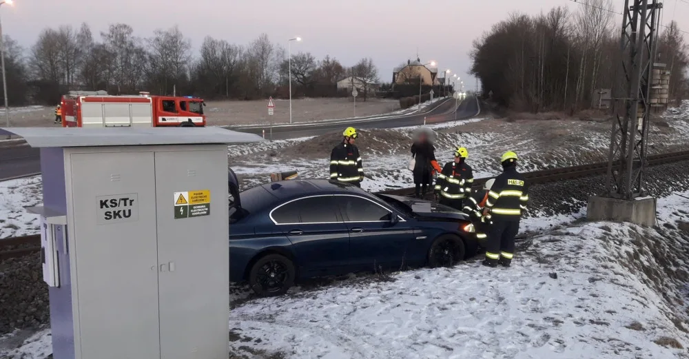 Osobní BMW vjelo na železniční přejezd a střetlo se s vlakem, spolujezdkyně utrpěla těžké zranění