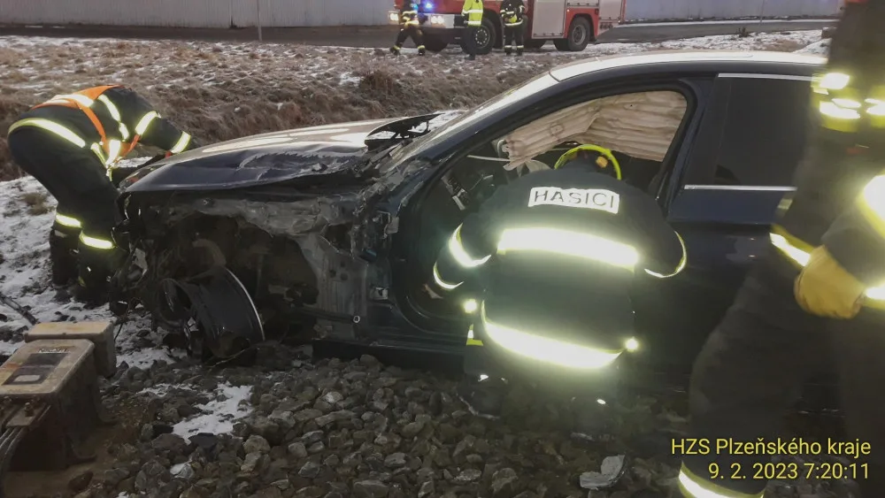 Osobní BMW vjelo na železniční přejezd a střetlo se s vlakem, spolujezdkyně utrpěla těžké zranění