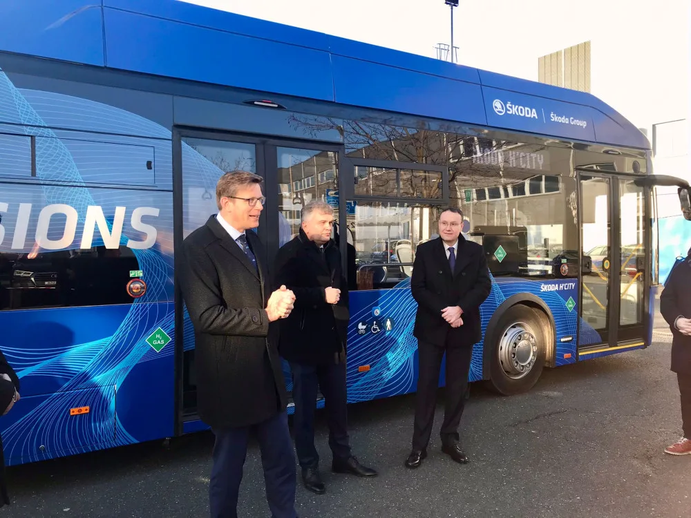 Nový vodíkový autobus Škoda H'CITY si ve výrobním závodě v Plzni prohlédl i ministr dopravy Martin Kupka (ODS)