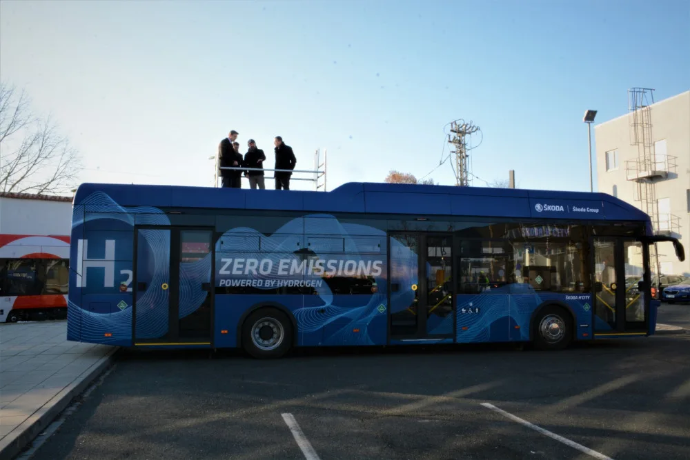 Nový vodíkový autobus Škoda H'CITY si ve výrobním závodě v Plzni prohlédl i ministr dopravy Martin Kupka (ODS)