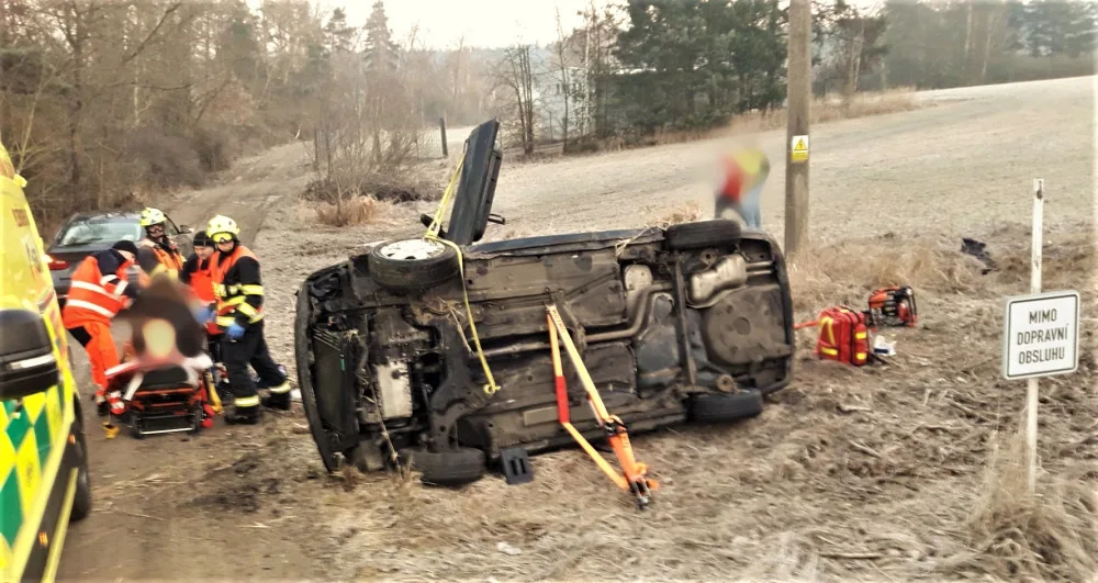 Při první nehodě na Tachovsku se auto převrátilo na bok, uvnitř zůstal zaklíněný řidič