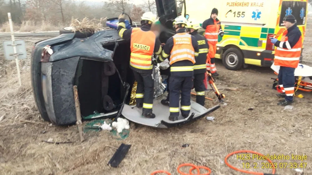 Při první nehodě na Tachovsku se auto převrátilo na bok, uvnitř zůstal zaklíněný řidič