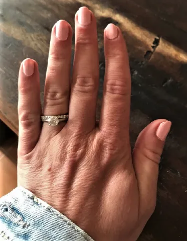 Žena ztratila dva prsteny s diamanty v hodnotě statisíců korun, teď po jejich nálezci pátrá policie