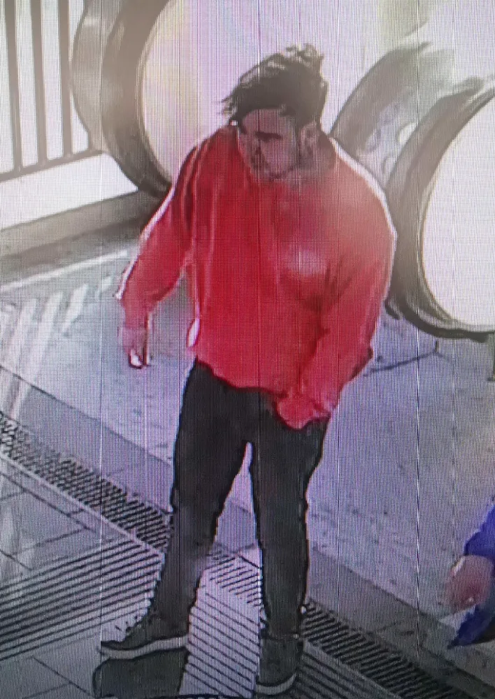Nepozná někdo tohoto muže, který napadl jiného muže s nožem v ruce na plzeňském vlakovém nádraží?
