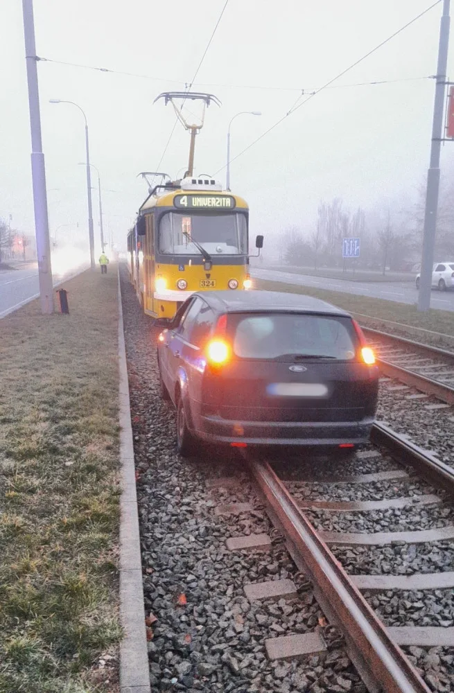 Další řidič si v Plzni hrál na tramvaj, uvízlé auto zastavilo provoz na vytížené lince