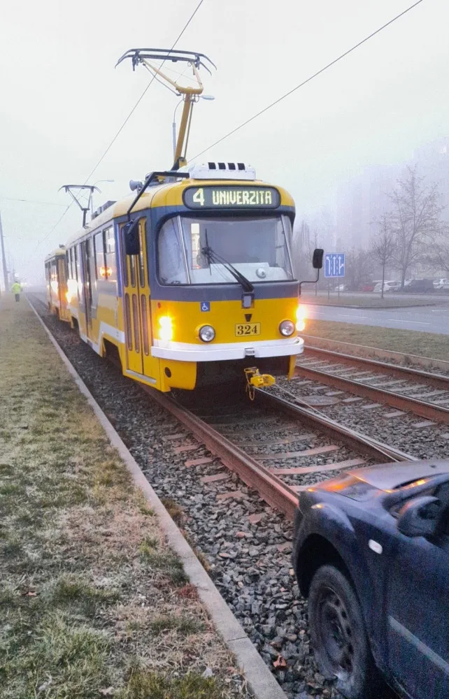 Další řidič si v Plzni hrál na tramvaj, uvízlé auto zastavilo provoz na vytížené lince