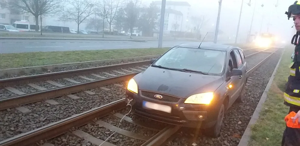 Další řidič si v Plzni hrál na tramvaj, uvízlé auto zastavilo provoz na vytížené lince