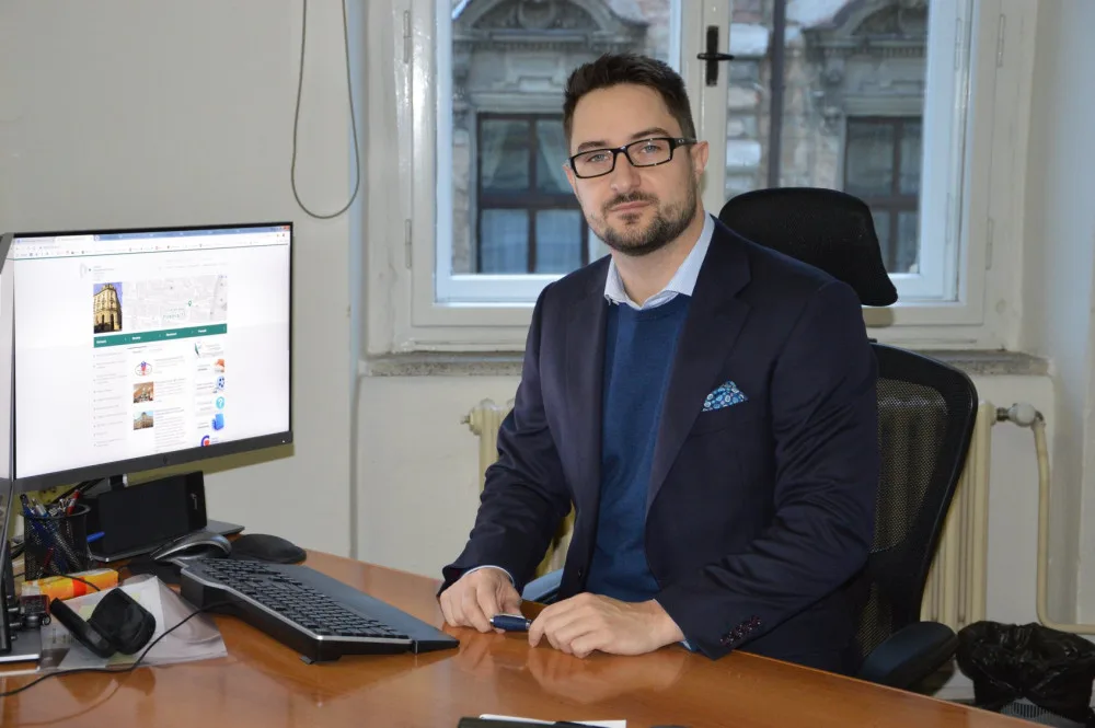 Lukáš Štich v souvislosti se závažným podezřením souvisejícím s udělováním stipendií rezignoval na funkci děkana FZS