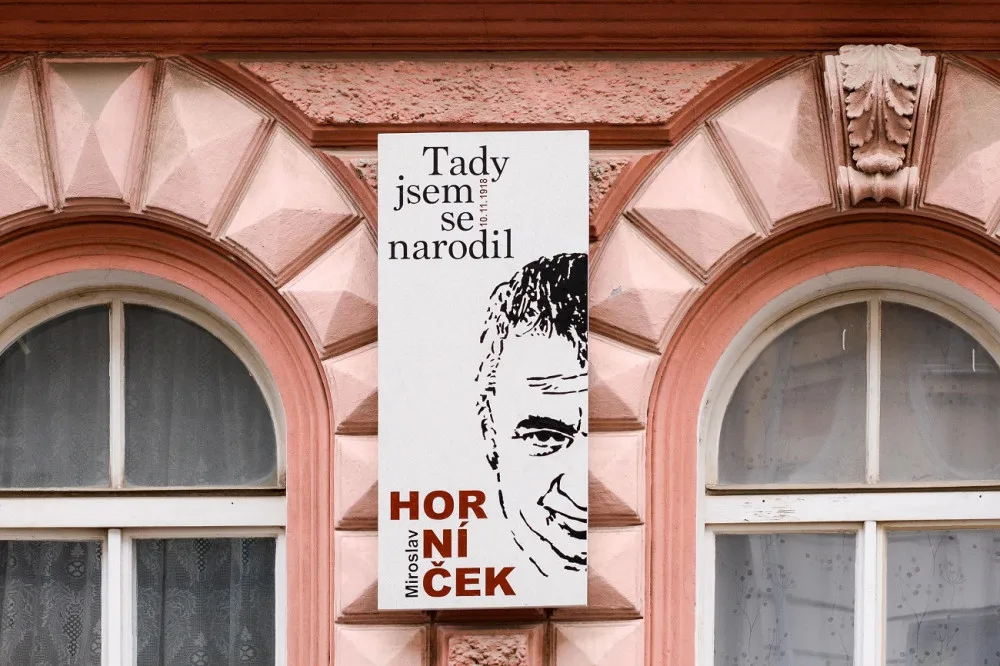 Před 20 lety nás opustil legendární bavič a dramatik Miroslav Horníček, jeho rodný dům zdobí pamětní deska