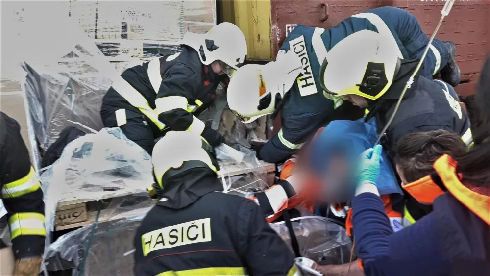 Hasiči vyprošťovali v keramičce zaměstnance, kterého tam ráno zasypaly dlaždice. Utrpěl těžké zranění