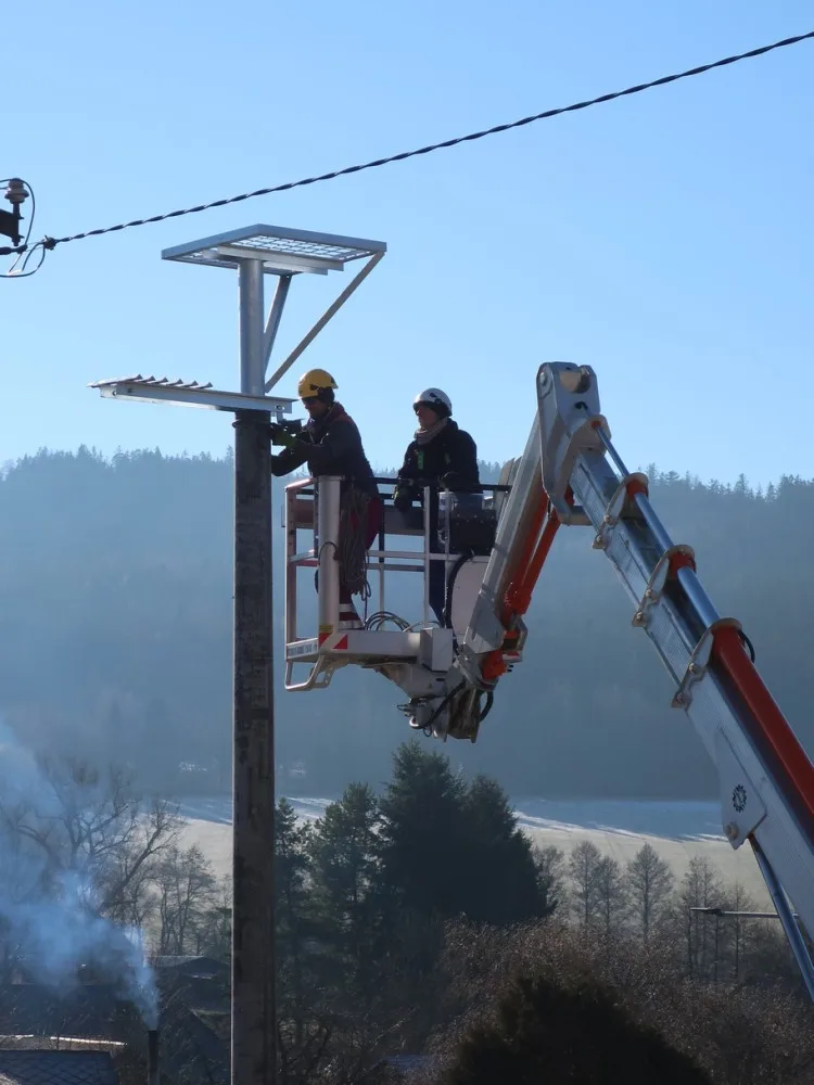 Šumavská obec má nový sloup s hnízdem pro své čápy. Staré bylo vpleteno do vodičů elektrického vedení a muselo pryč