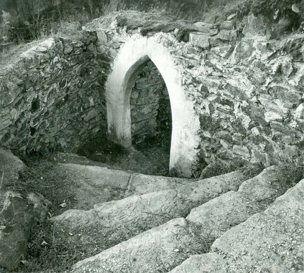 Ve filmovém dokumentu je představena i historie archeologického výzkumu hradu Věžka (na snímku portál ve věži, odhalený při někdejších archeologických výzkumech, dnes již zaniklý, foto: rodinný archiv F. Kasla) v