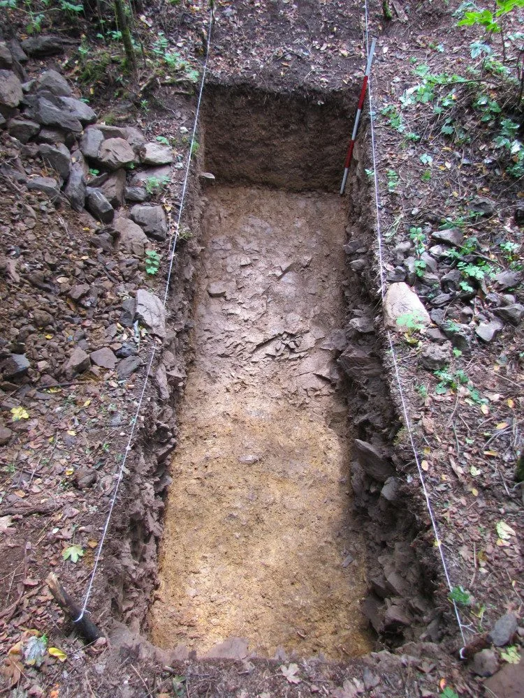 Přínosem pro poznání lokality byly sondy na severní straně ostrožny Homolka (foto F. Kasl, 2020)