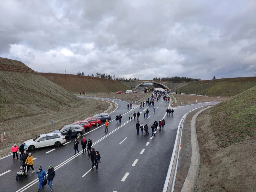 Stovky lidí si přišly prohlédnout Západní okruh před jeho zprovozněním, názory na stavbu jsou rozporuplné