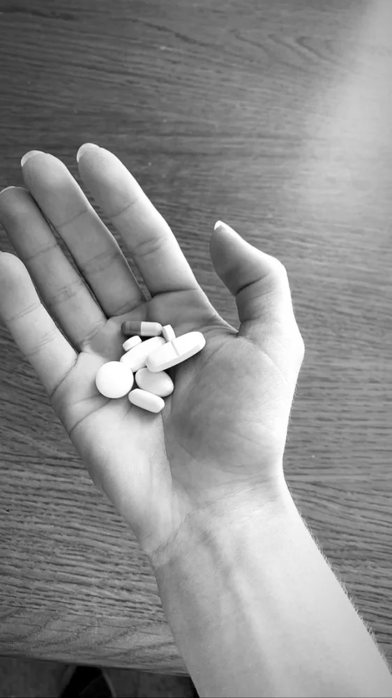 Devatenáctiletá studentka shání peníze na operaci, která jí může zachránit život. Na její problém neexistuje lék