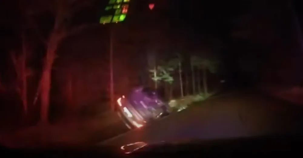 VIDEO: Muž se zákazem řízení ujížděl před policisty, havaroval a skončil převrácený v příkopu