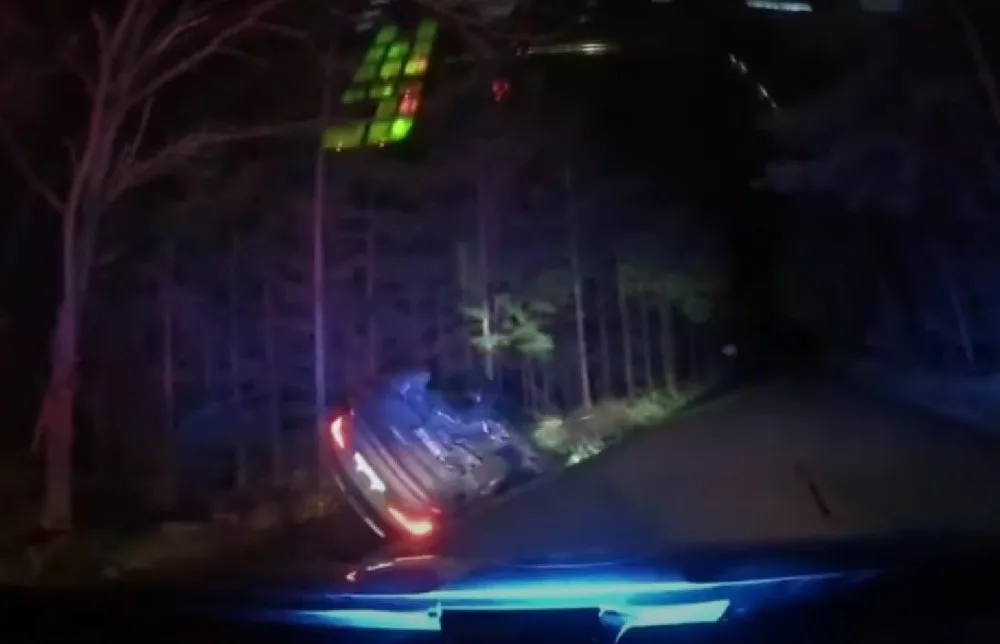 VIDEO: Muž se zákazem řízení ujížděl před policisty, havaroval a skončil převrácený v příkopu