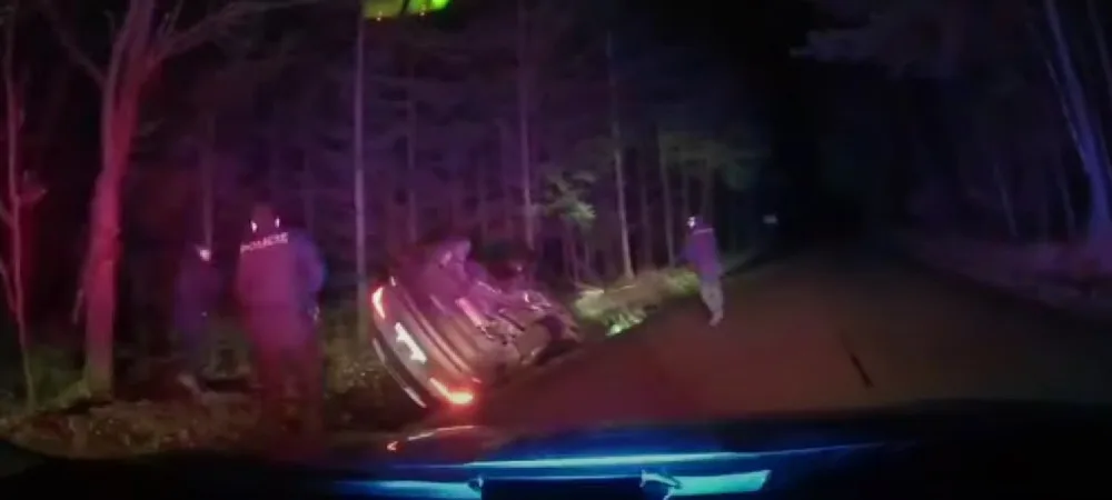 VIDEO: Muž se zákazem řízení ujížděl před policisty, havaroval a skončil převrácený v příkopu
