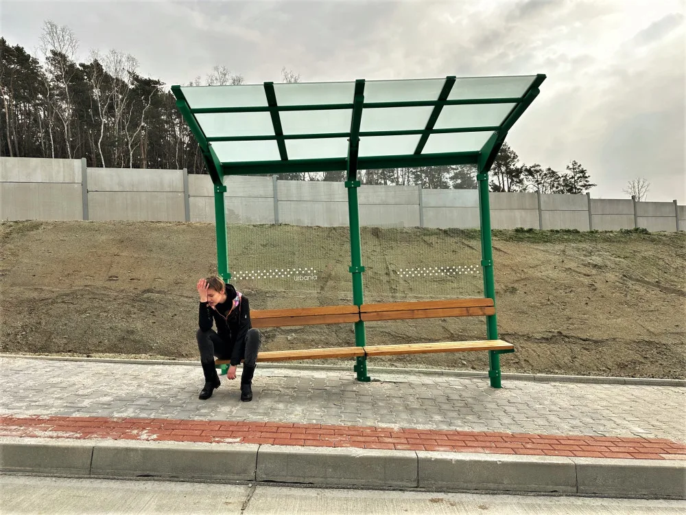 Nově otevřený Západní okruh Plzně baví i šokuje bizarní autobusovou zastávkou s netradičním posezením