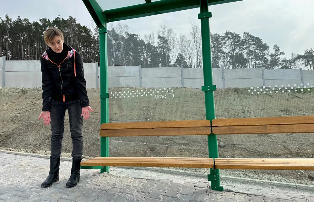 Nově otevřený Západní okruh Plzně baví i šokuje bizarní autobusovou zastávkou s netradičním posezením